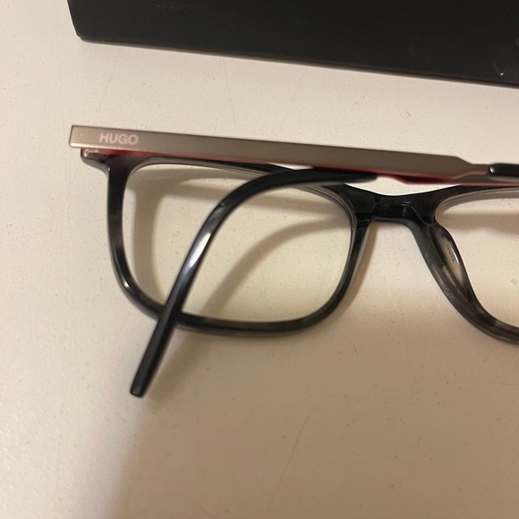 Hugo Boss Eyeglasses.flexible with touch of red, change the lance,use the frame - Picture 10 of 12